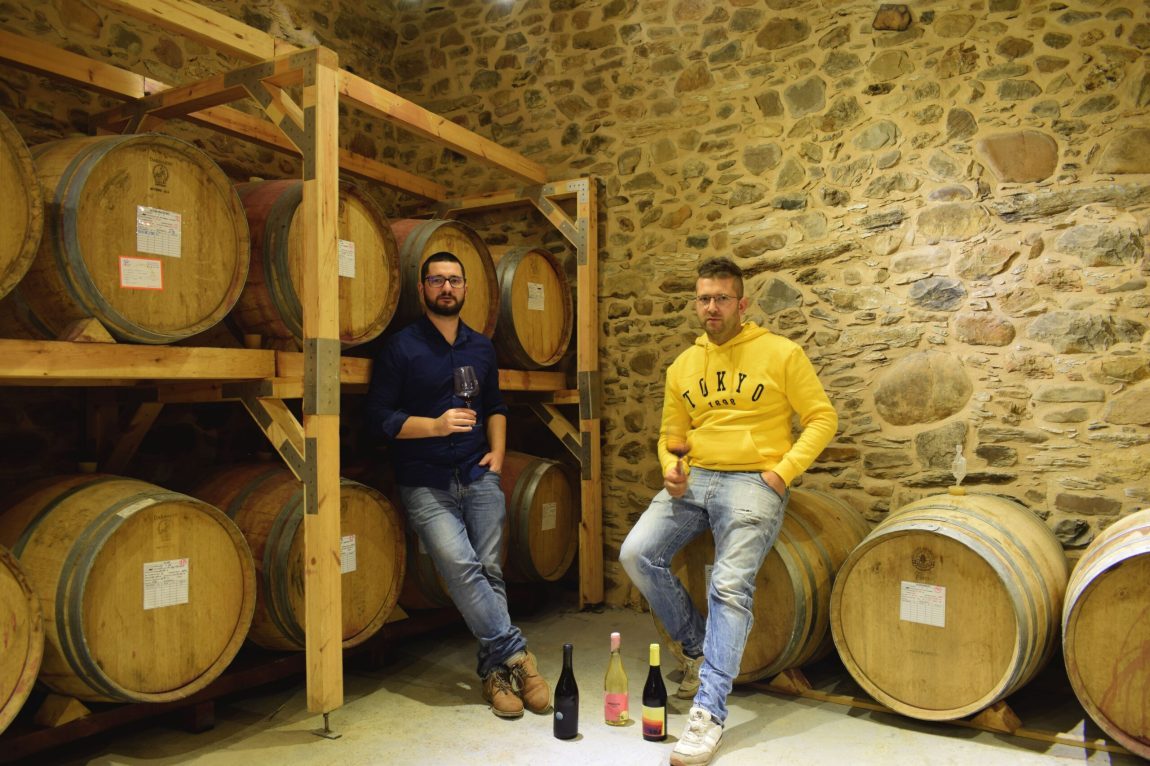 Víctor y Héctor en la bodega